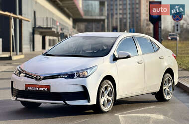 Седан Toyota Corolla 2017 в Киеве