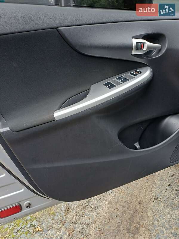 Седан Toyota Corolla 2011 в Львові