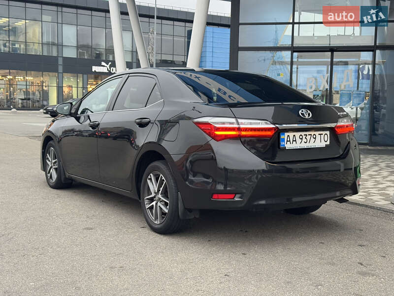 Седан Toyota Corolla 2018 в Киеве