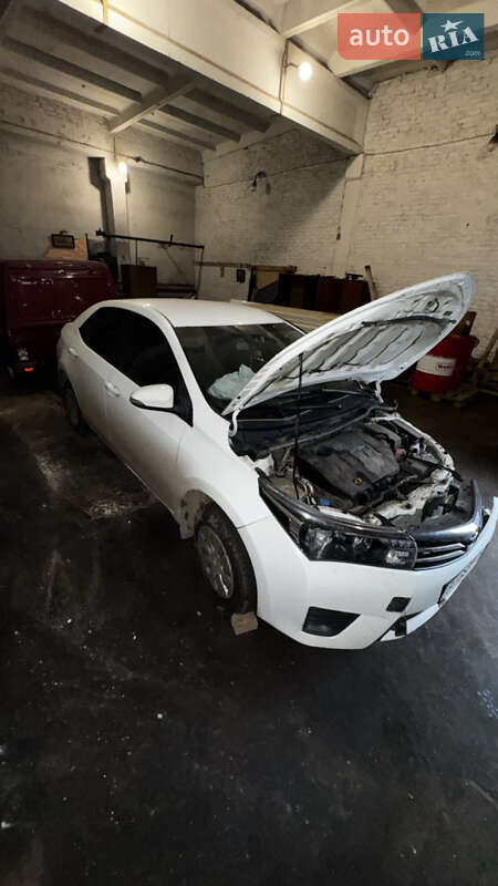 Седан Toyota Corolla 2015 в Лубнах