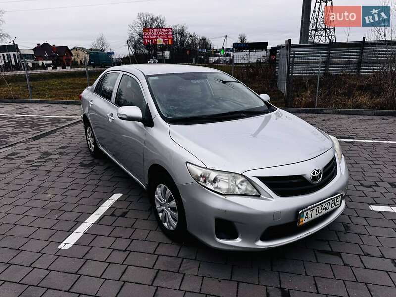 Седан Toyota Corolla 2012 в Ивано-Франковске