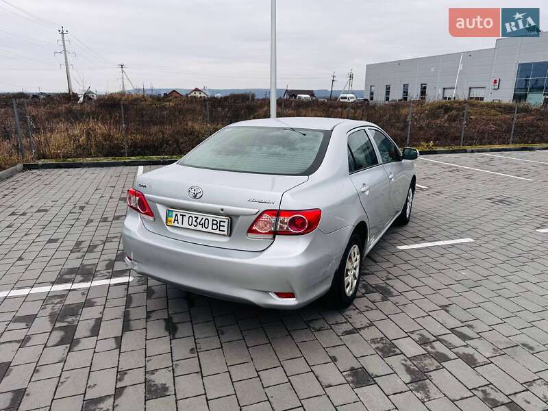 Седан Toyota Corolla 2012 в Ивано-Франковске