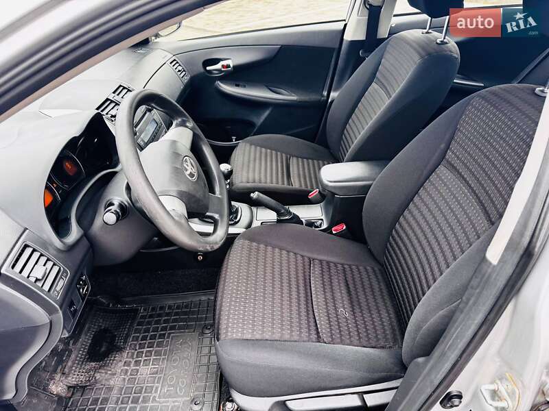 Седан Toyota Corolla 2012 в Ивано-Франковске