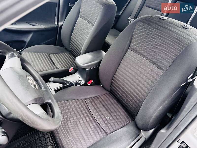 Седан Toyota Corolla 2012 в Ивано-Франковске