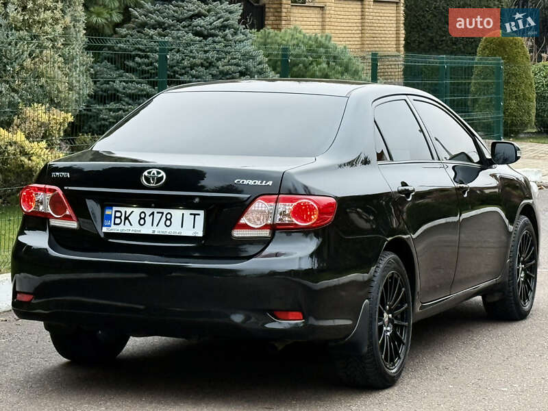 Седан Toyota Corolla 2011 в Рівному