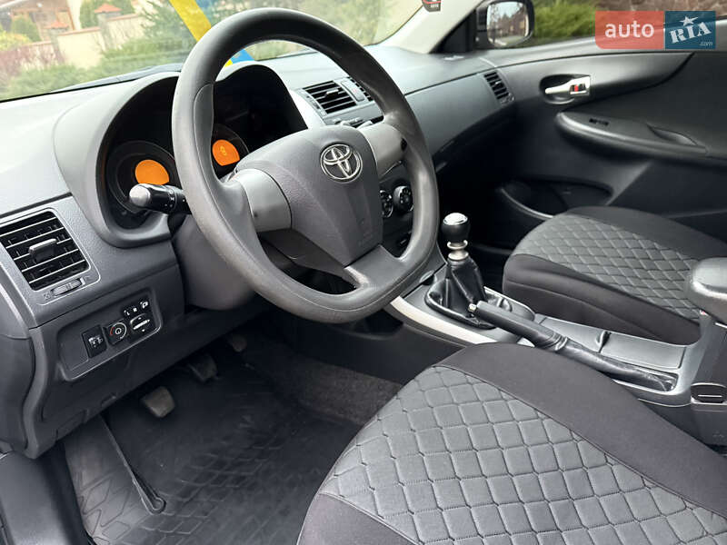 Седан Toyota Corolla 2011 в Рівному