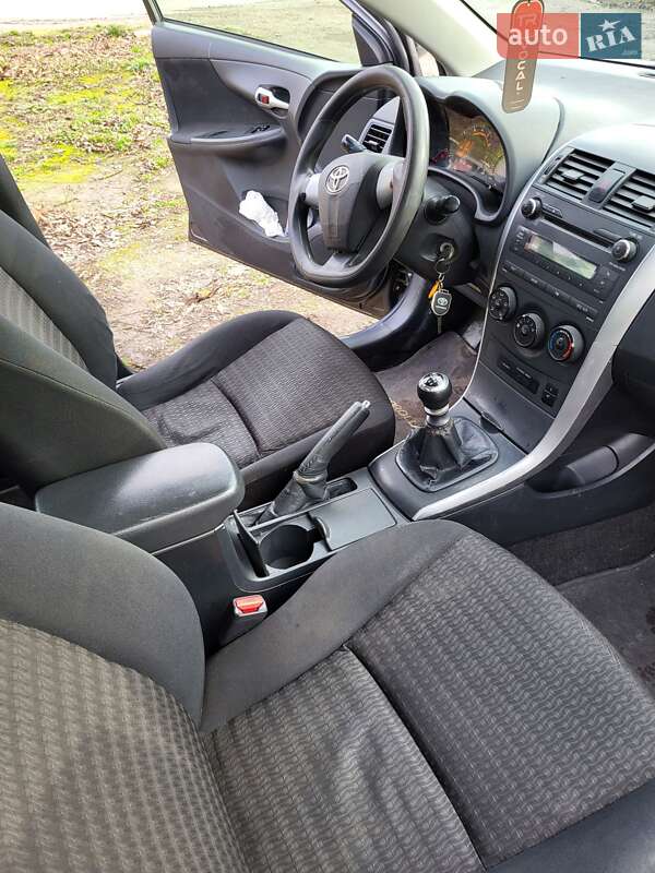 Седан Toyota Corolla 2012 в Борщеві