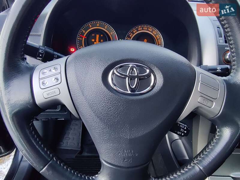 Седан Toyota Corolla 2008 в Сарнах