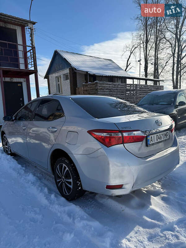 Седан Toyota Corolla 2015 в Полтаве