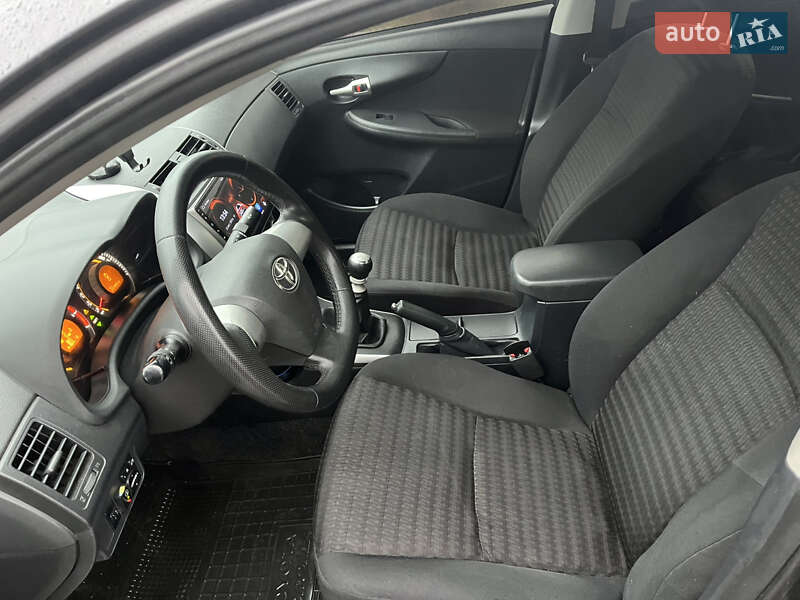 Седан Toyota Corolla 2011 в Прилуках