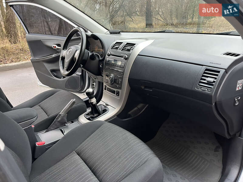 Седан Toyota Corolla 2008 в Чернигове