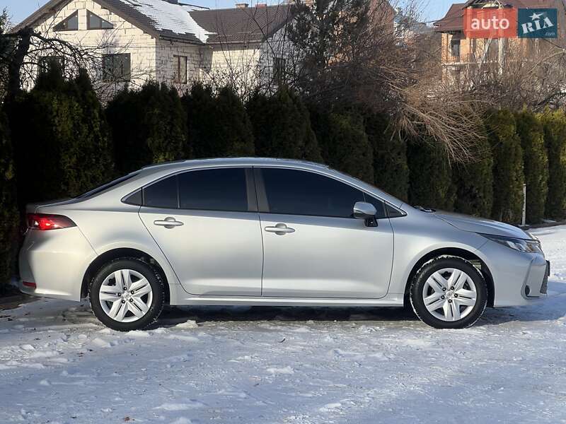 Седан Toyota Corolla 2024 в Львове