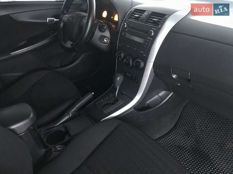 Седан Toyota Corolla 2011 в Петровому