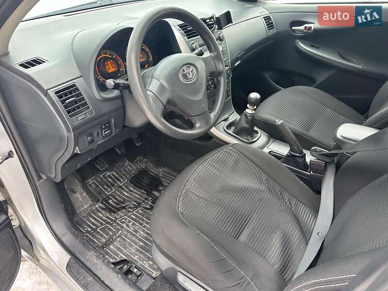Седан Toyota Corolla 2009 в Львове