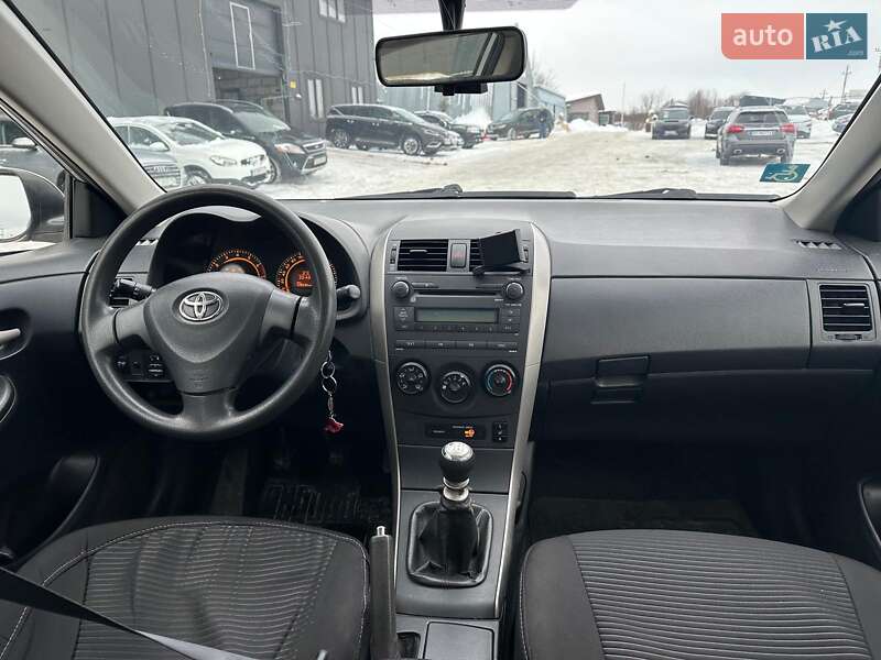 Седан Toyota Corolla 2009 в Львове