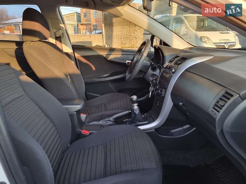 Седан Toyota Corolla 2011 в Виннице