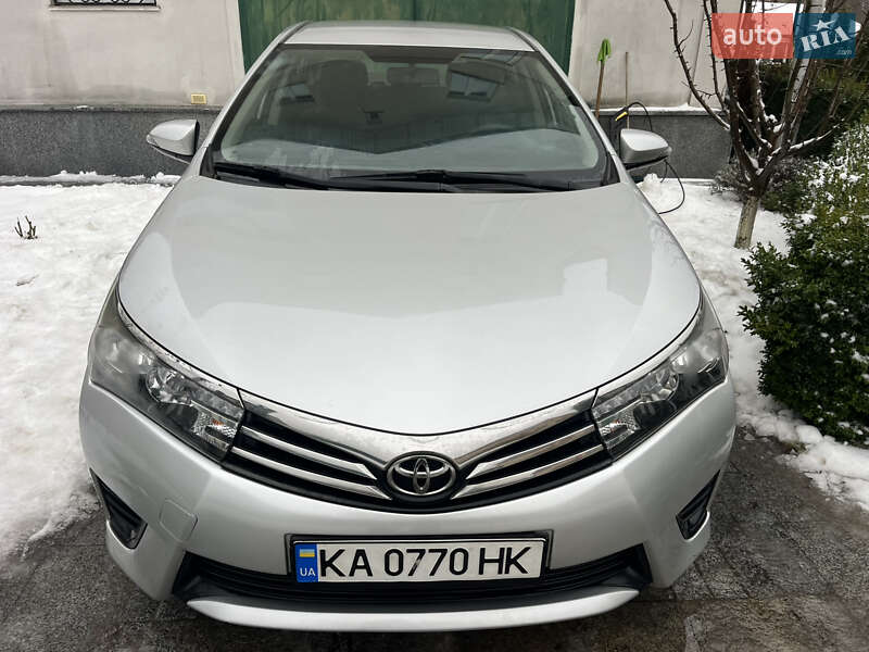Седан Toyota Corolla 2016 в Киеве