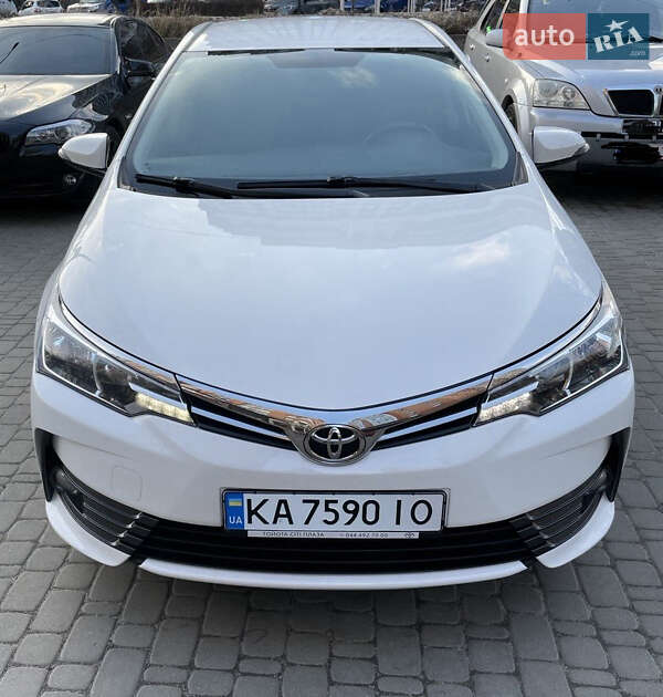 Седан Toyota Corolla 2017 в Киеве