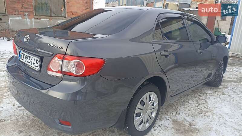 Седан Toyota Corolla 2012 в Зміїві