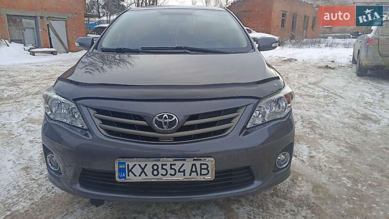 Седан Toyota Corolla 2012 в Зміїві