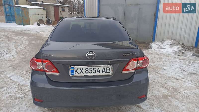 Седан Toyota Corolla 2012 в Зміїві