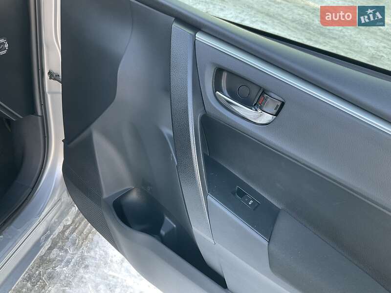 Седан Toyota Corolla 2016 в Киеве