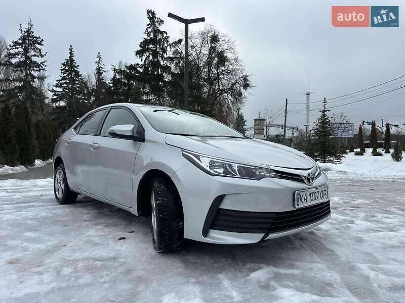 Седан Toyota Corolla 2016 в Киеве