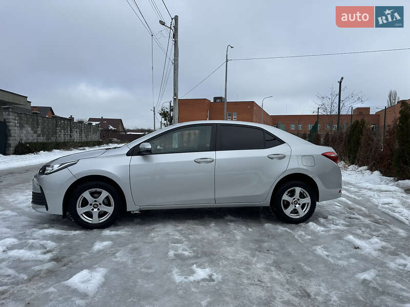 Седан Toyota Corolla 2016 в Киеве