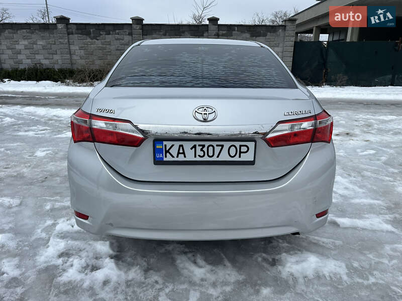 Седан Toyota Corolla 2016 в Киеве