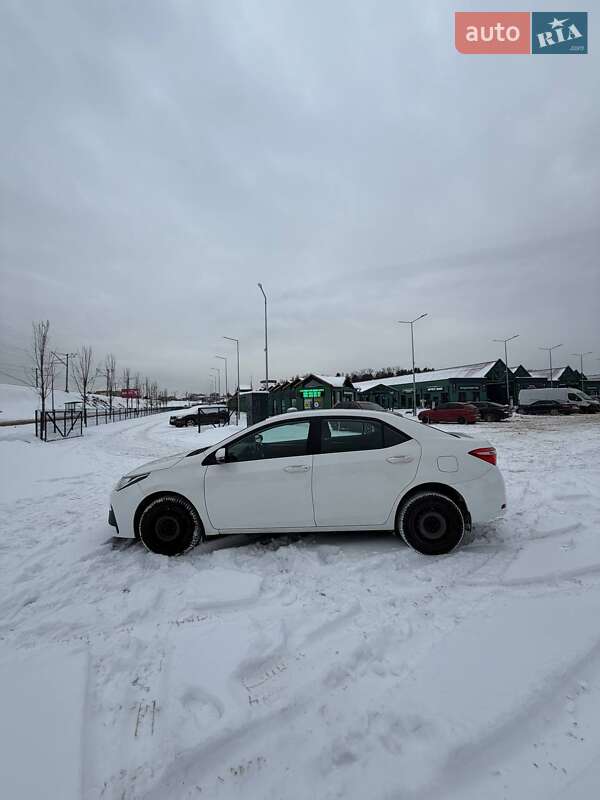 Седан Toyota Corolla 2016 в Ірпені