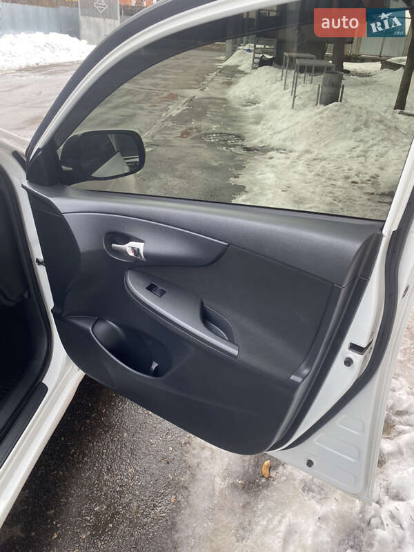 Седан Toyota Corolla 2011 в Сумах