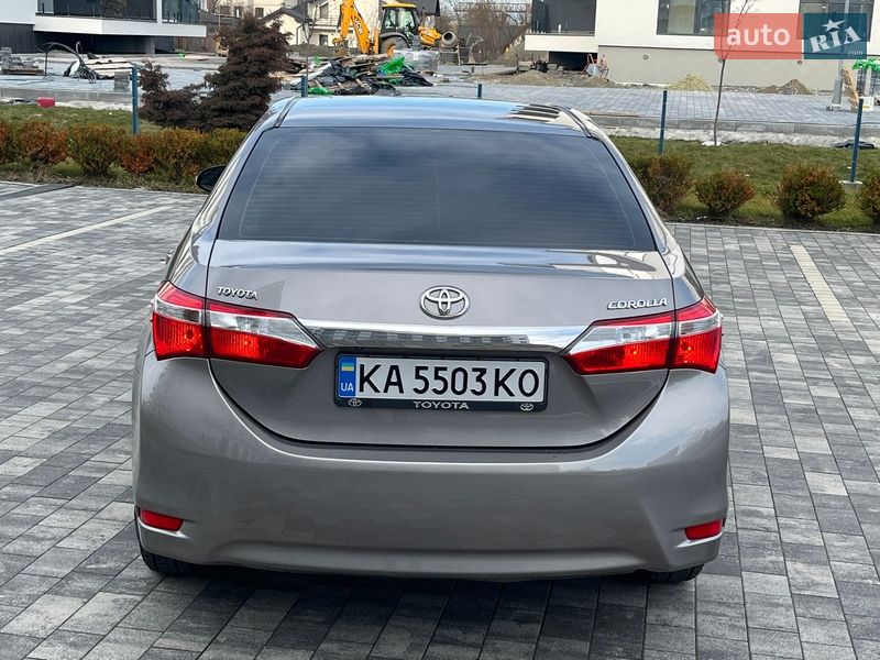Седан Toyota Corolla 2013 в Мукачево