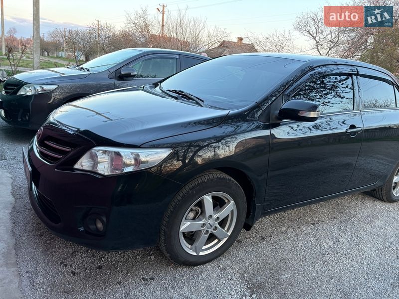 Седан Toyota Corolla 2013 в П'ятихатках