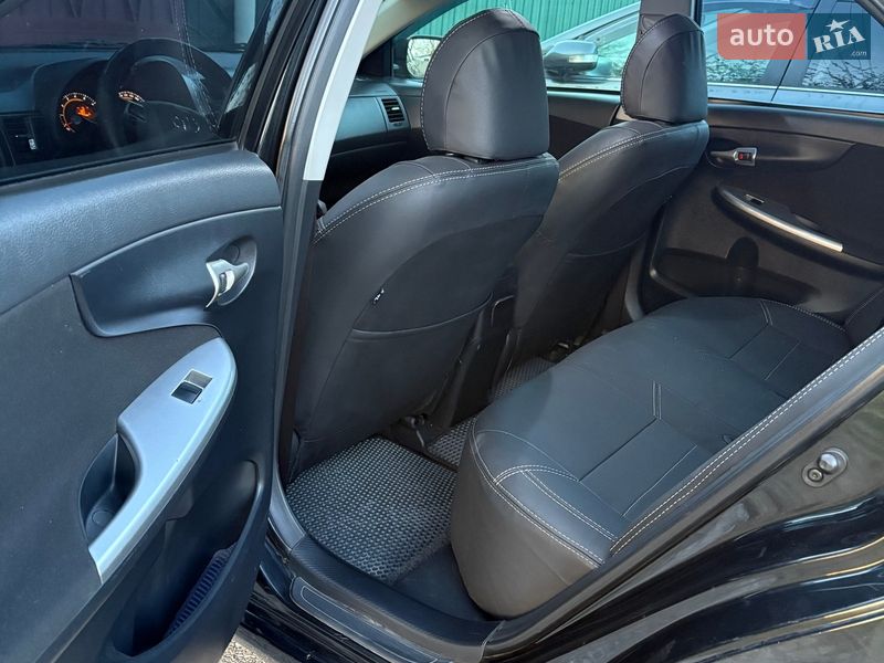 Седан Toyota Corolla 2013 в П'ятихатках