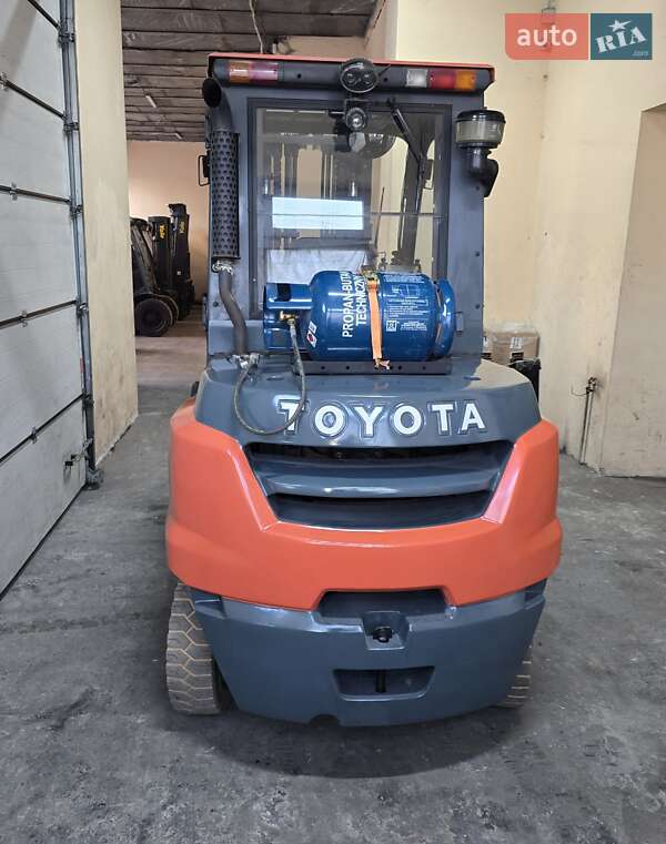 Вилочный погрузчик Toyota FG 2015 в Киеве