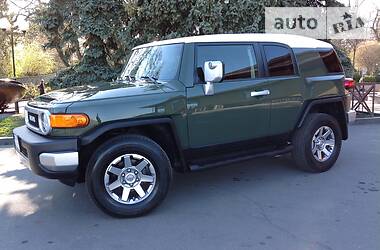 Позашляховик / Кросовер Toyota FJ Cruiser 2014 в 