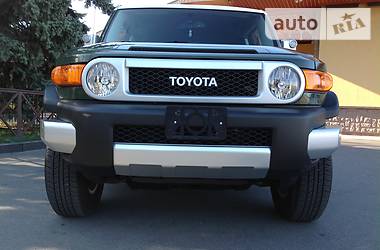 Позашляховик / Кросовер Toyota FJ Cruiser 2014 в 
