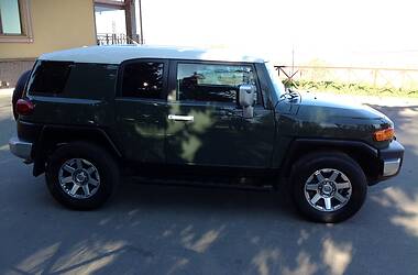 Позашляховик / Кросовер Toyota FJ Cruiser 2014 в 