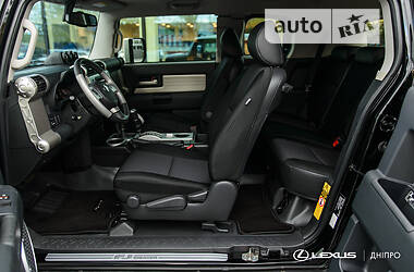 Внедорожник / Кроссовер Toyota FJ Cruiser 2021 в 