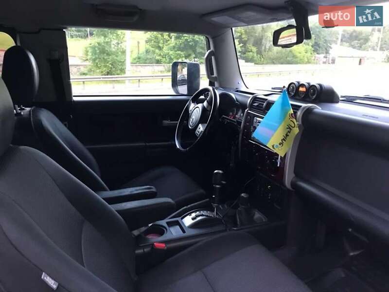 Внедорожник / Кроссовер Toyota FJ Cruiser 2011 в Киеве