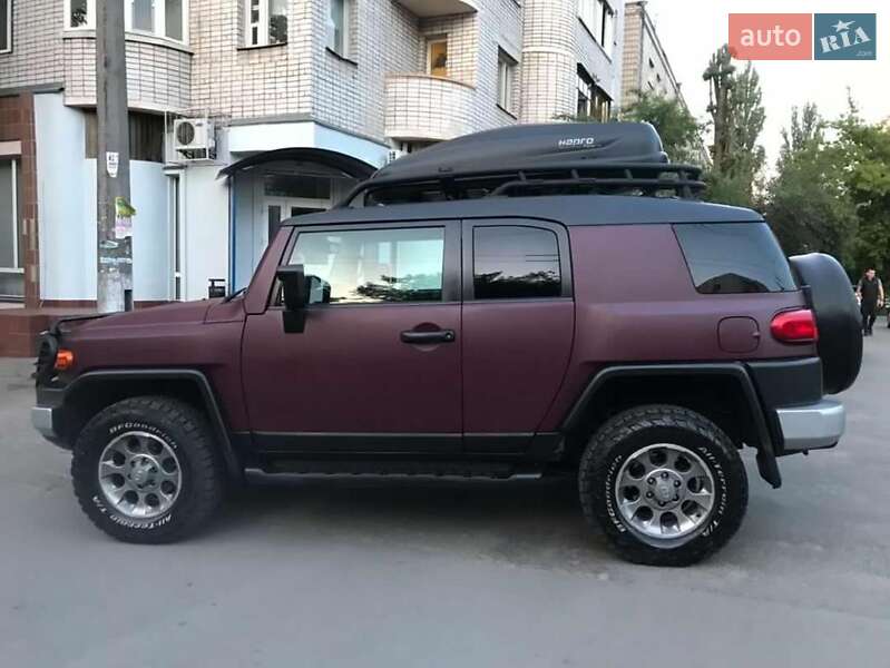 Внедорожник / Кроссовер Toyota FJ Cruiser 2011 в Киеве