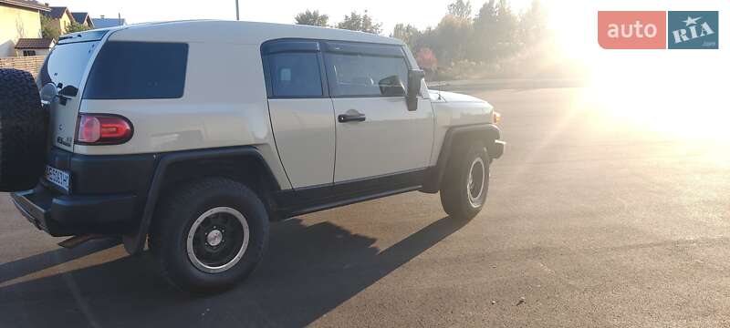 Внедорожник / Кроссовер Toyota FJ Cruiser 2010 в Киеве