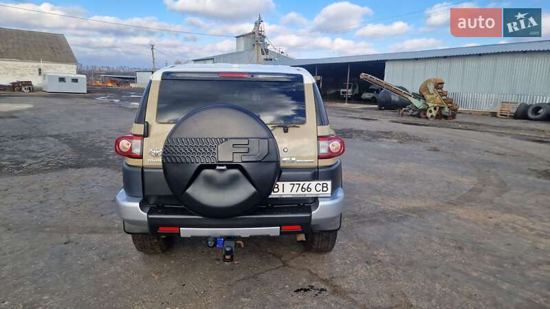 Позашляховик / Кросовер Toyota FJ Cruiser 2014 в Карлівці