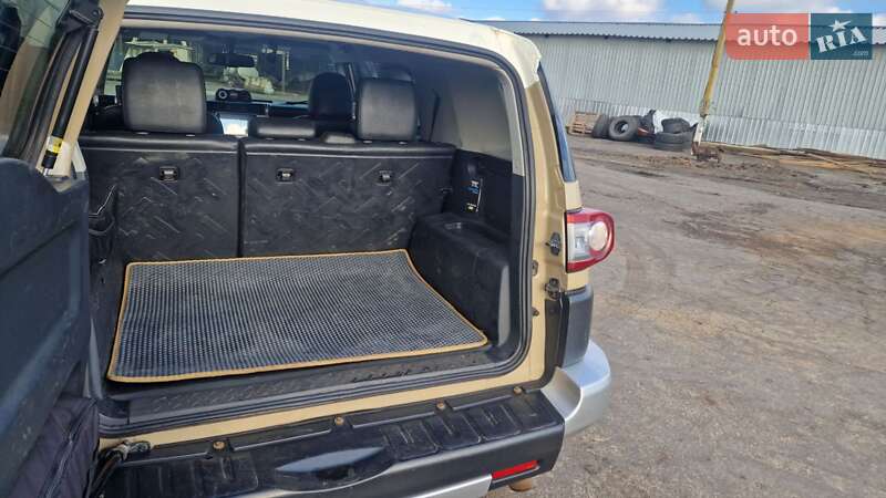 Позашляховик / Кросовер Toyota FJ Cruiser 2014 в Карлівці