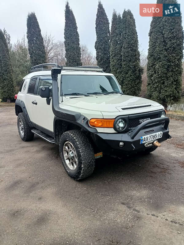 Позашляховик / Кросовер Toyota FJ Cruiser 2011 в Рівному