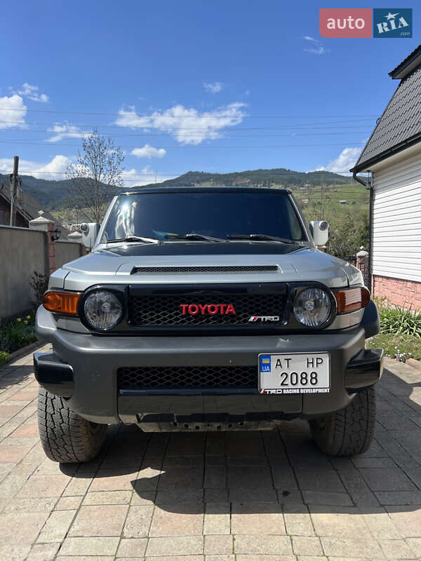 Внедорожник / Кроссовер Toyota FJ Cruiser 2012 в Рахове