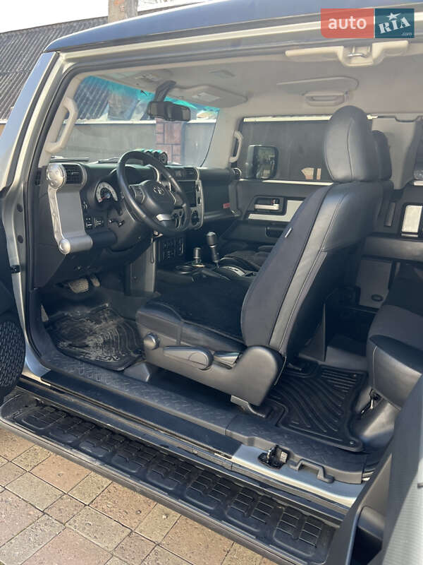 Внедорожник / Кроссовер Toyota FJ Cruiser 2012 в Рахове