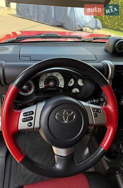 Внедорожник / Кроссовер Toyota FJ Cruiser 2012 в 