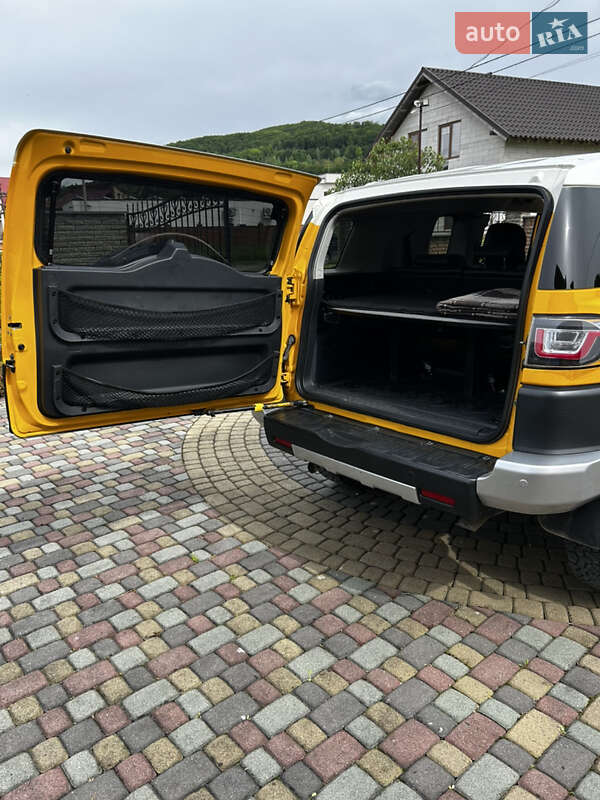 Позашляховик / Кросовер Toyota FJ Cruiser 2014 в Тячеві