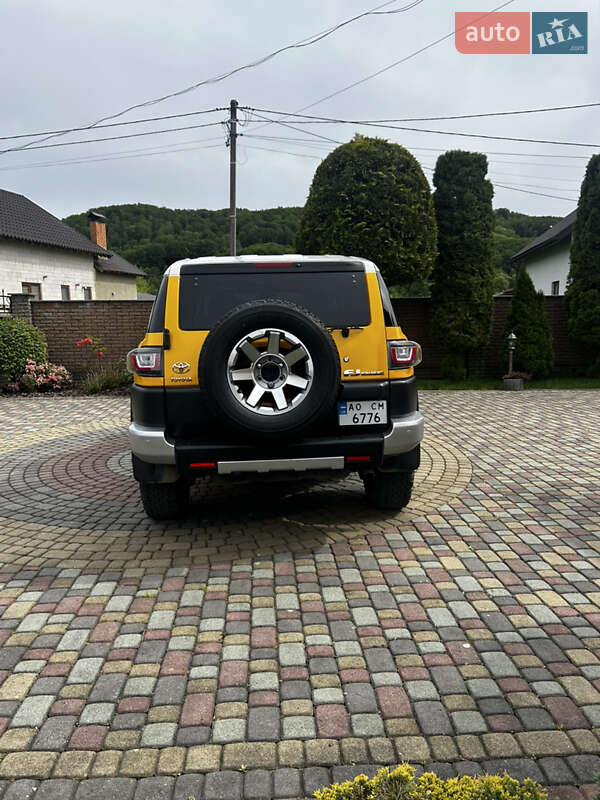 Позашляховик / Кросовер Toyota FJ Cruiser 2014 в Тячеві